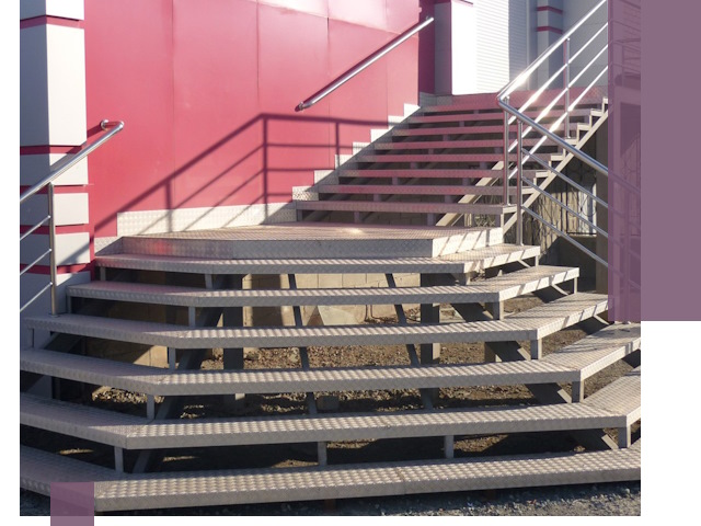 Лестницы для магазина в Кирове — изготовление и монтаж